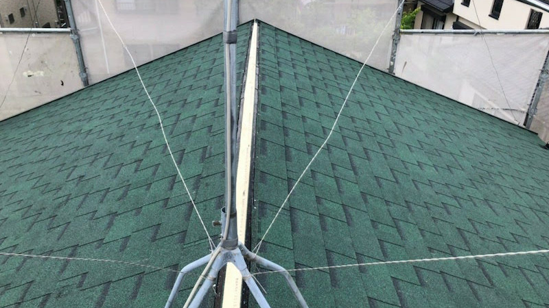 大屋根のアスファルトシングルの鋼板の施工