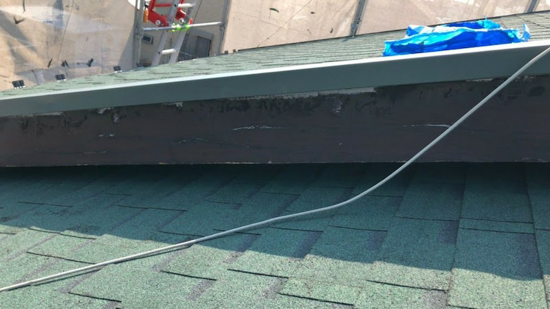 大屋根の破風板金の施工