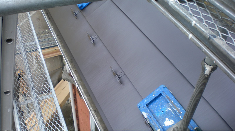 下屋根の屋根板金の施工