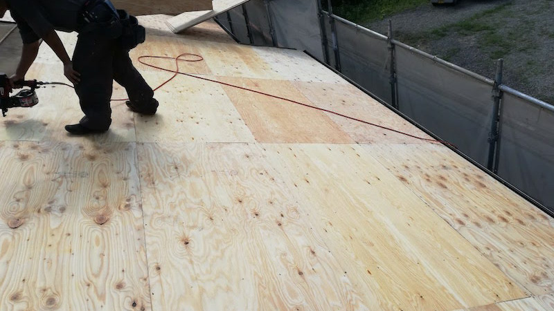 屋根葺き替え工事の野地板の施工