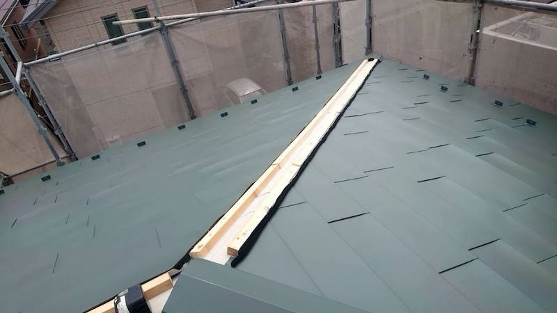 下屋根のガルバリウム鋼板の施工