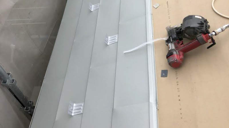 屋根カバー工法のガルバリウム鋼板の施工