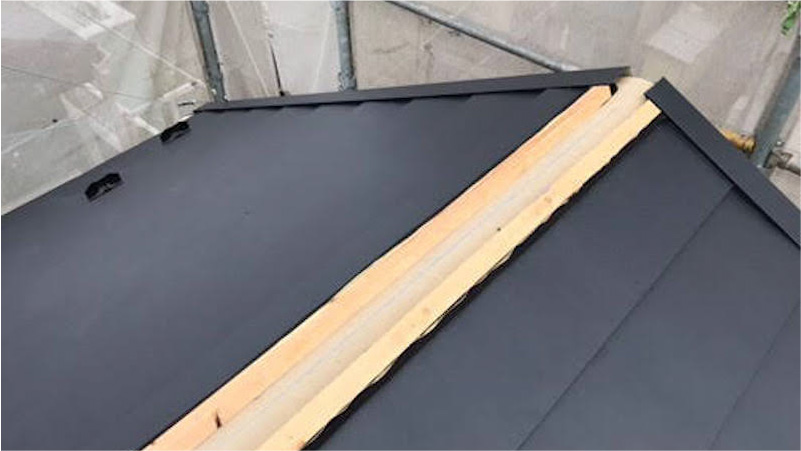 大屋根のガルバリウム鋼板の施工