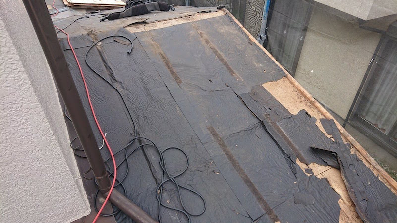 トタン瓦棒屋根の撤去作業の様子