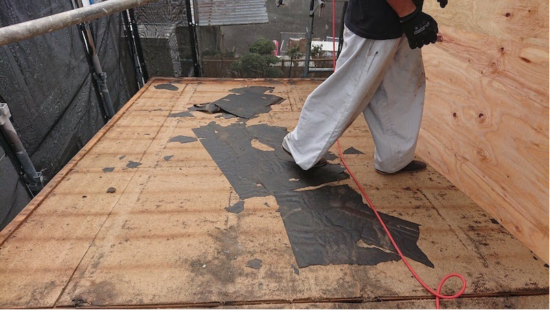 トタン瓦棒屋根の撤去作業の様子