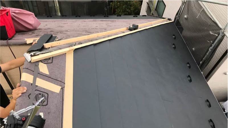 三郷市の屋根カバー工法の屋根材の施工