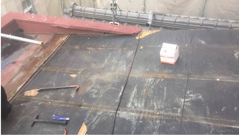 江戸川区の屋根葺き替え工事の屋根材の撤去