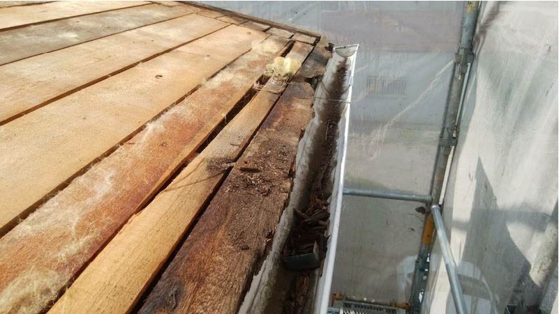柏市の屋根葺き替え工事の既存屋根材の撤去