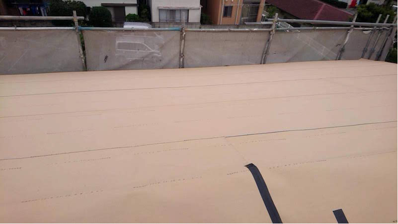 松戸市の屋根葺き替え工事のルーフィングの施工