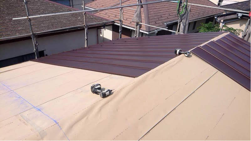 松戸市の屋根葺き替え工事のガルバリウム鋼板の施工