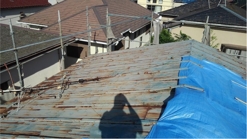 台風で飛散した松戸市のトタン屋根