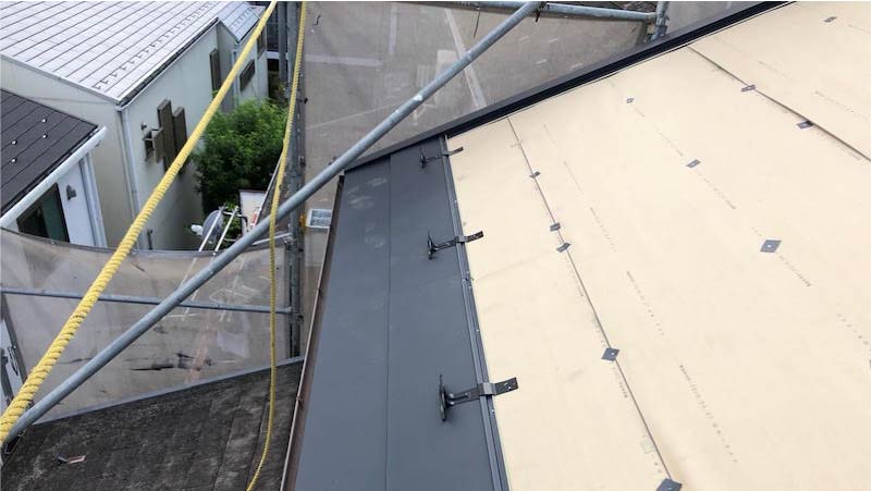 屋根カバー工法のガルバリウム鋼板の施工