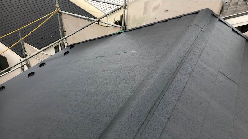 屋根カバー工のガルバリウム鋼板の施工後