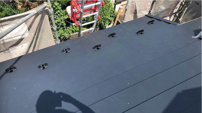 屋根カバー工のガルバリウム鋼板の施工後