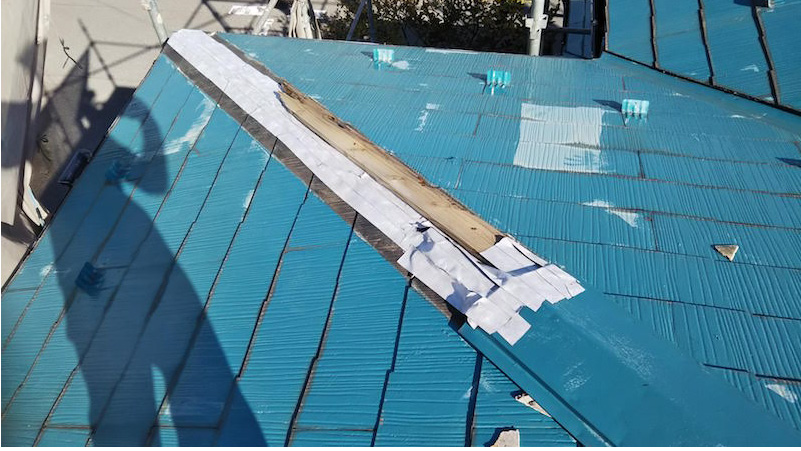 台風で飛散したスレート屋根の棟板金
