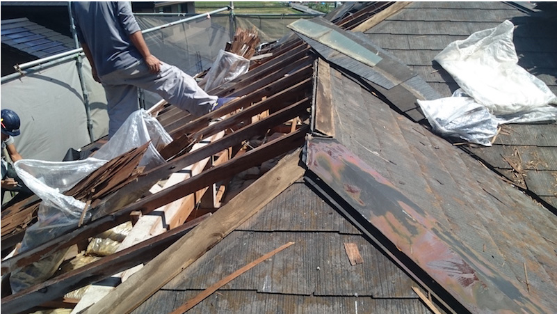 台風で屋根材が剥がれたスレート瓦の屋根材剥がし