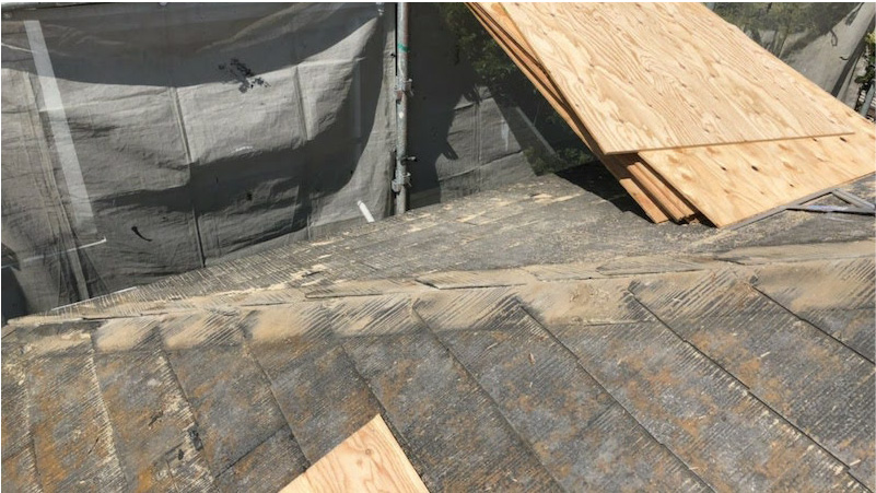 屋根葺き替え工事の屋根材剥がし