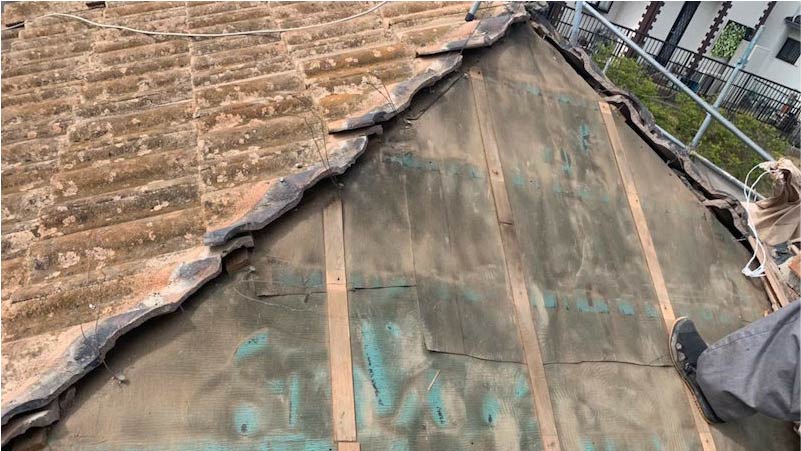 既存の屋根材の撤去