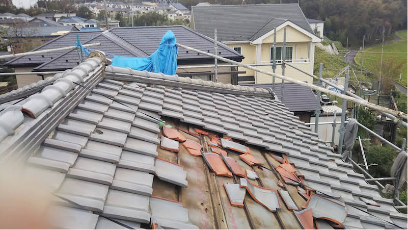 台風で崩れた日本瓦の屋根