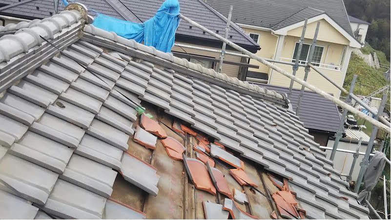 台風で崩れた日本瓦の屋根