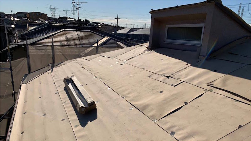 屋根カバー工法のルーフィングシートの施工