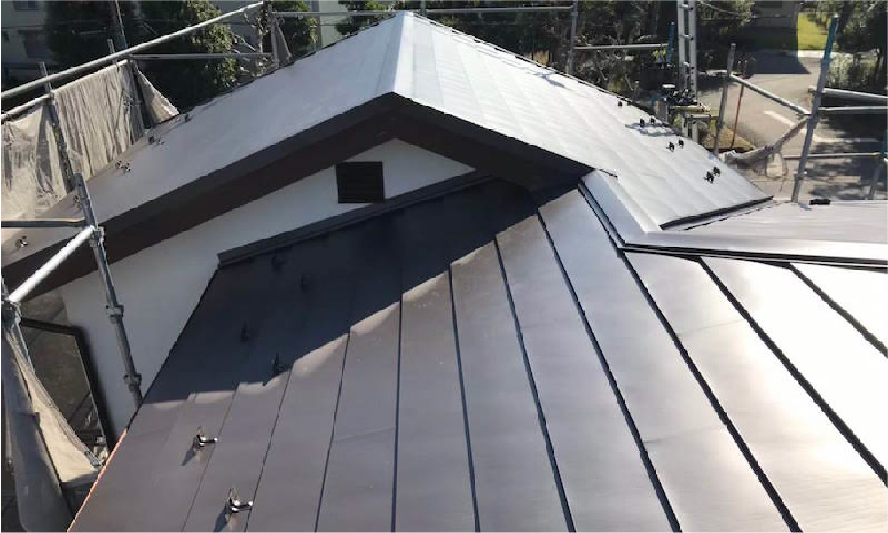 吉川市の屋根カバー工法の施工事例