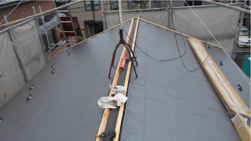 大屋根のガルバリウム鋼板の施工
