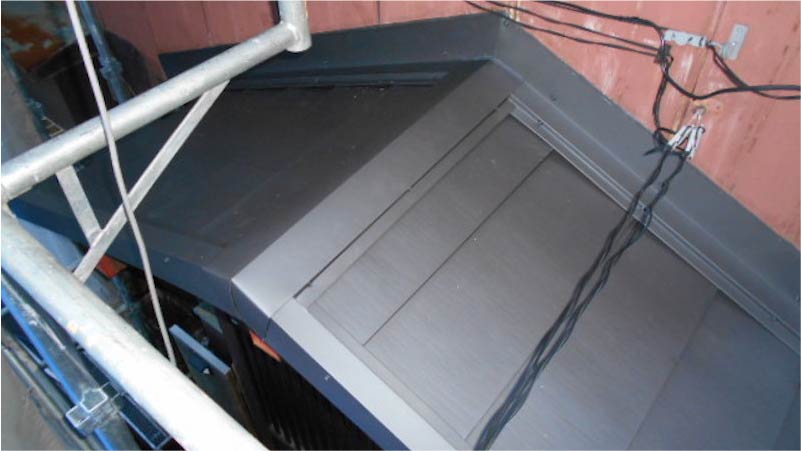 玄関屋根のガルバリウム鋼板の施工