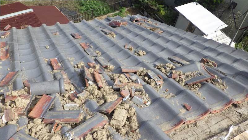 台風で棟が倒壊した瓦屋根