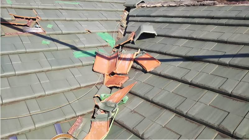 台風で屋根材が飛ばされた瓦屋根