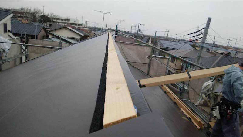 下屋根のガルバリウム鋼板の施工後の様子