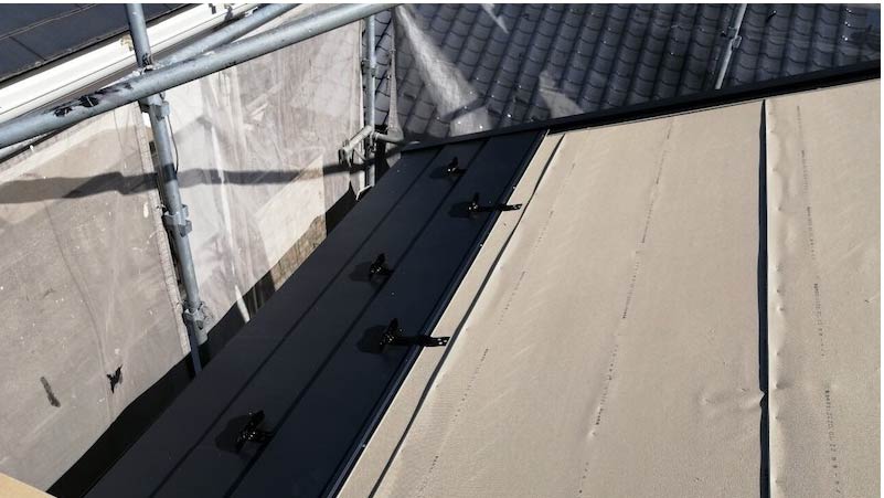 船橋市の屋根の葺き替え工事のガルバリウム鋼板の施工
