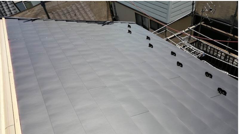 船橋市の屋根の葺き替え工事のガルバリウム鋼板の施工