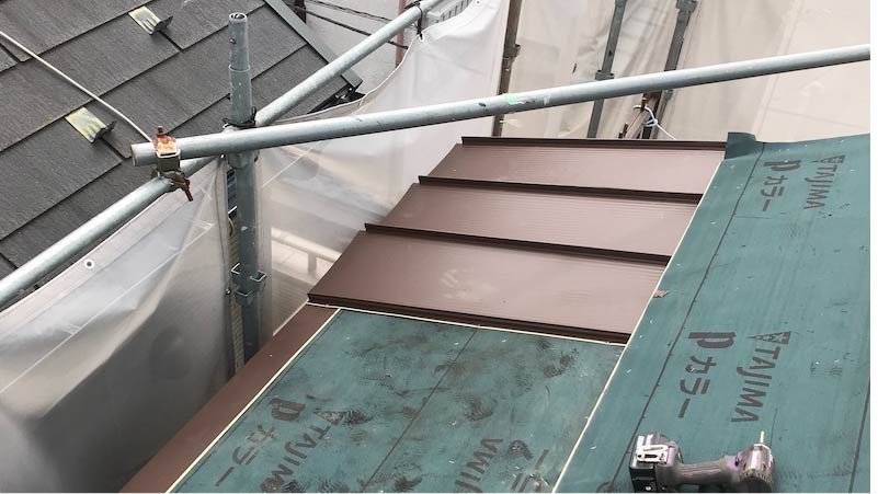 市川市の屋根の葺き替え工事のガルバリウム鋼板の施工