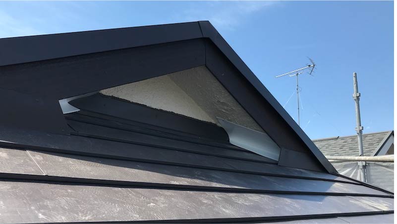 市川市の屋根の葺き替え工事のガルバリウム鋼板の施工