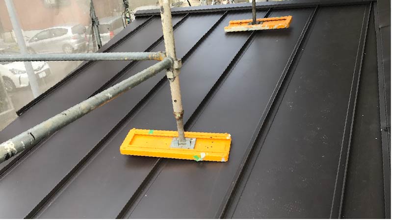 下屋根のガルバリウム鋼板の施工