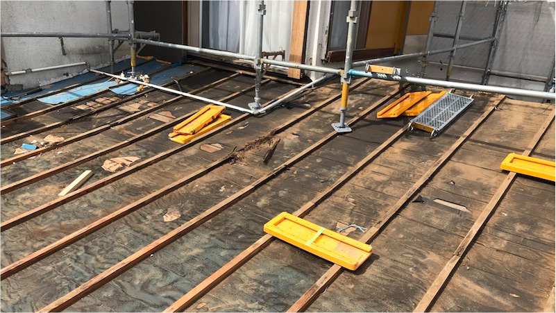 富里市の屋根葺き替え工事の屋根材の撤去