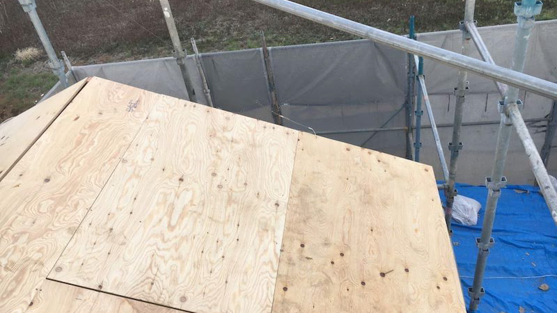 富里市の屋根葺き替え工事の屋根材の野地板の施工