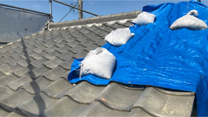 富里市の屋根葺き替え工事の応急処置