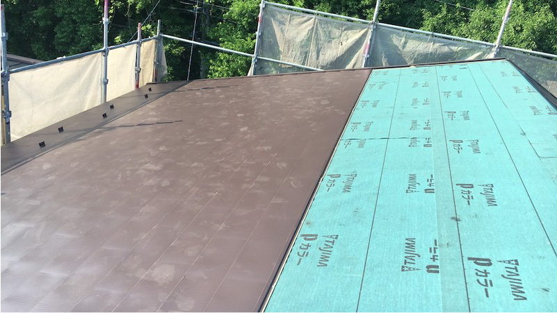 屋根葺き替え工事のガルバリウム鋼板の施工