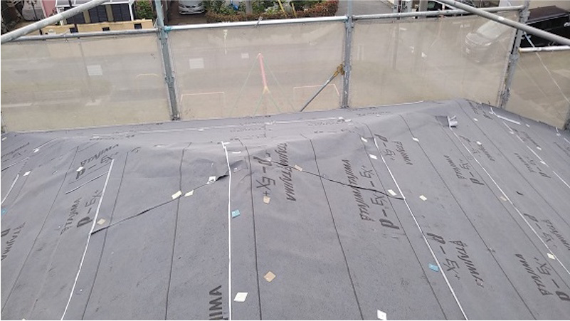 屋根カバー工法の防水シートの施工
