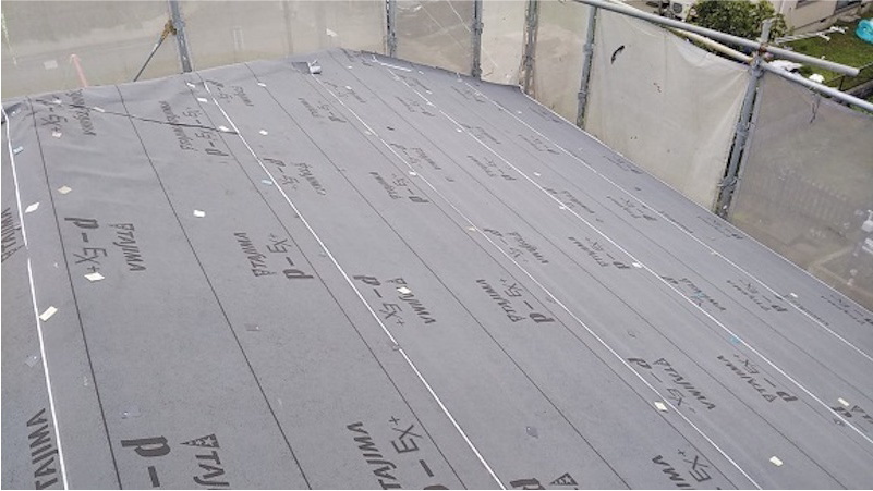 屋根カバー工法の防水シートの施工