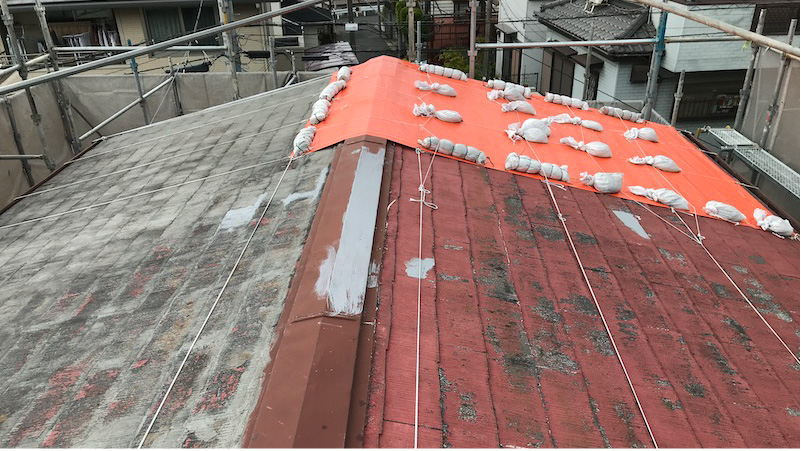 棟板金が剥がれて応急処置後のスレート屋根