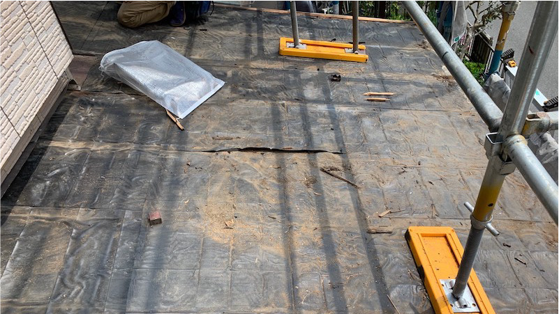 屋根の葺き替え工事のトタンの撤去