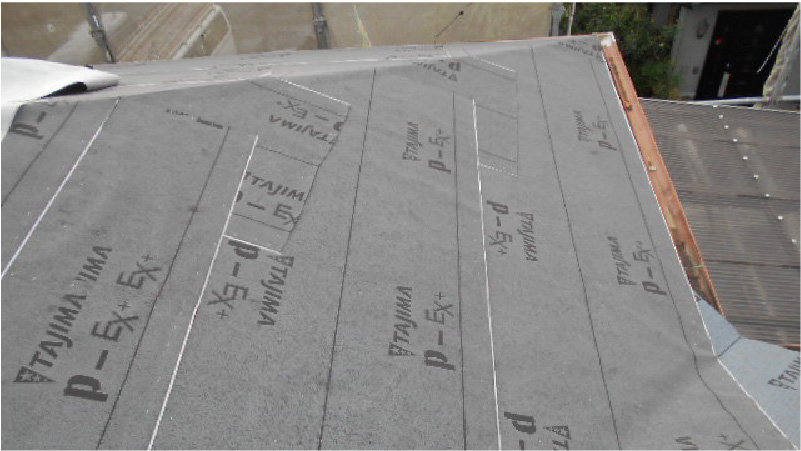 屋根葺き替え工事の防水シートの施工