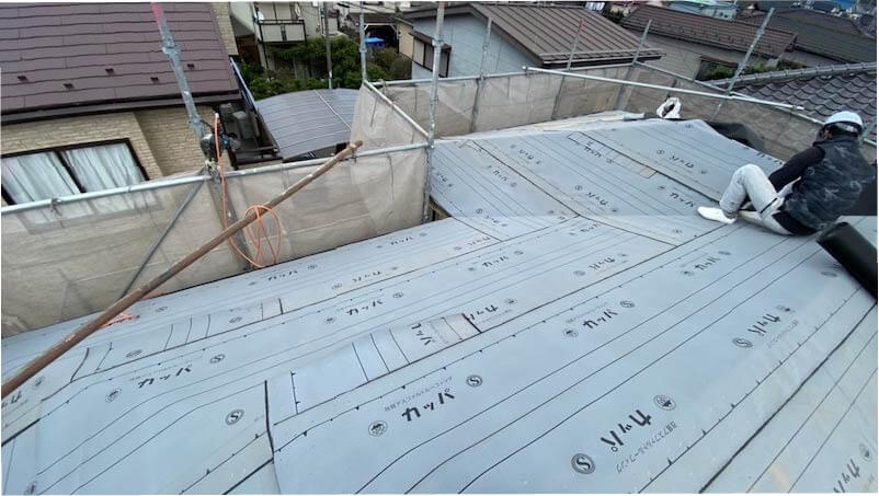 船橋市の屋根葺き替え工事の防水シートの施工