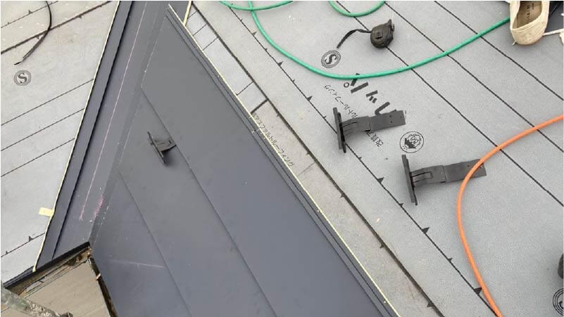 船橋市の屋根葺き替え工事のガルバリウム鋼板の施工