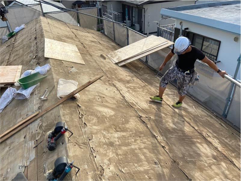 稲毛区の屋根葺き替え工事の野地板の施工