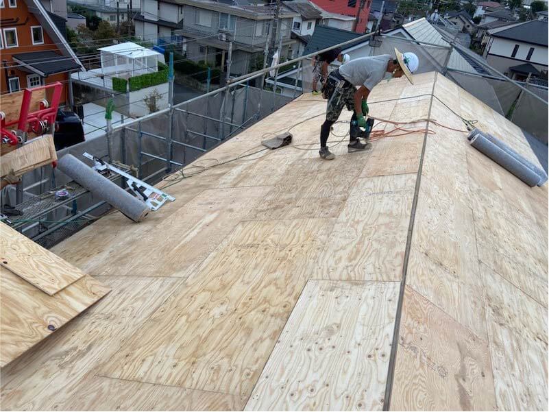 稲毛区の屋根葺き替え工事の野地板の施工