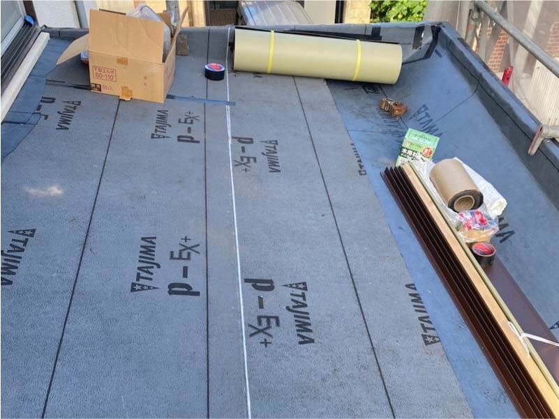 松戸市の屋根葺き替え工事の防水シートの施工